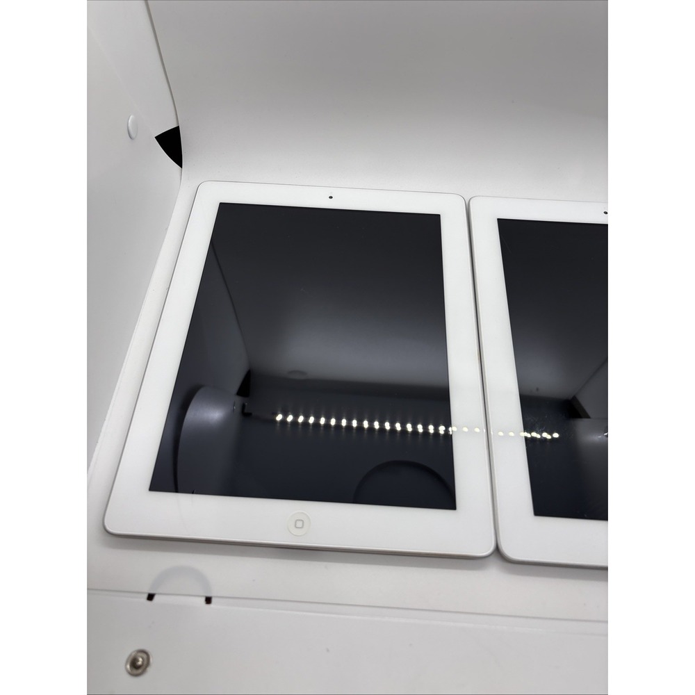 2 Apple iPad 2 A1395 32GB, White/Silver, 9.7" Wi-Fi, Touchscreen, UNTESTED